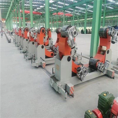 Hogyan biztosítható a hengerelt lemez síkfelülete egy lemezhengerlő gépen?